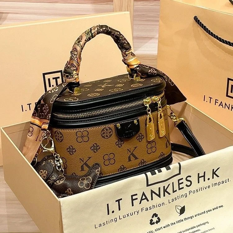 香港轻奢简约风印花潮流休闲斜挎包拼色百搭复古桶包字母女包