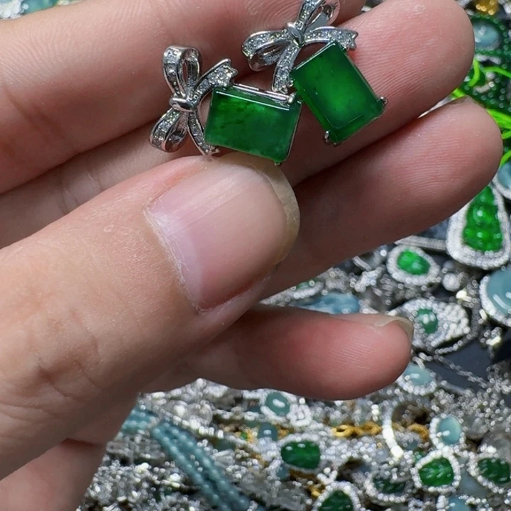 翡翠未镶嵌颈饰天然A货翡翠放漏