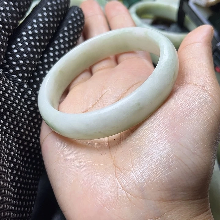 和田玉未镶嵌颈饰时**转