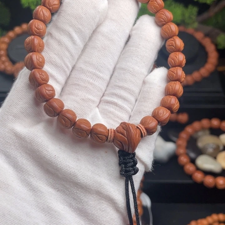 陈***.桃核吊坠0.9玉龙脊手持