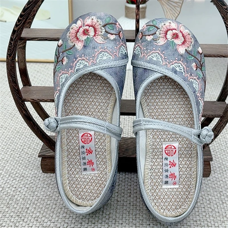 2025春季新款老北京布鞋新中式国风复古绣花汉服鞋洋气舒适女单鞋