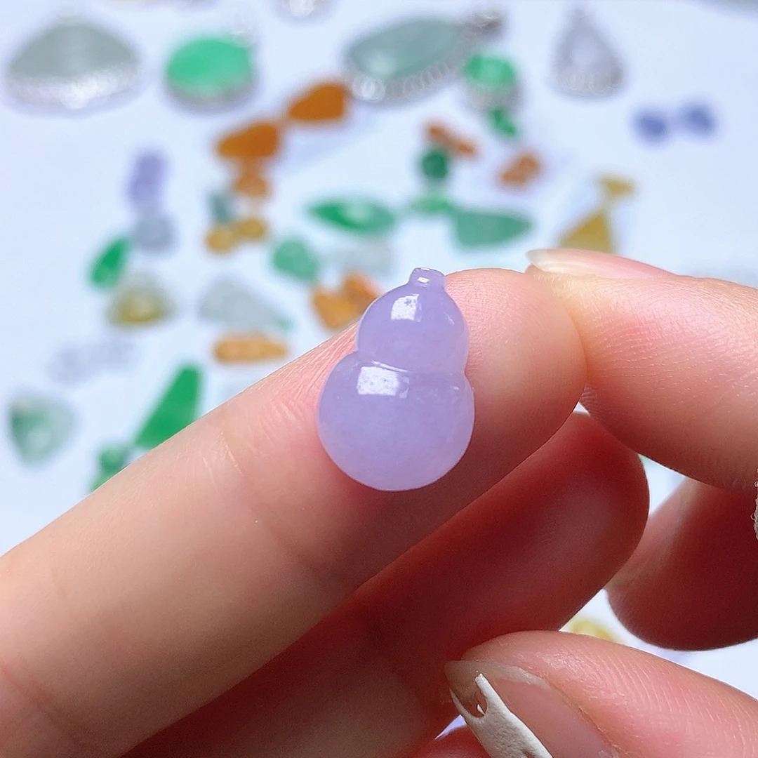 翡翠未镶嵌颈饰葫芦