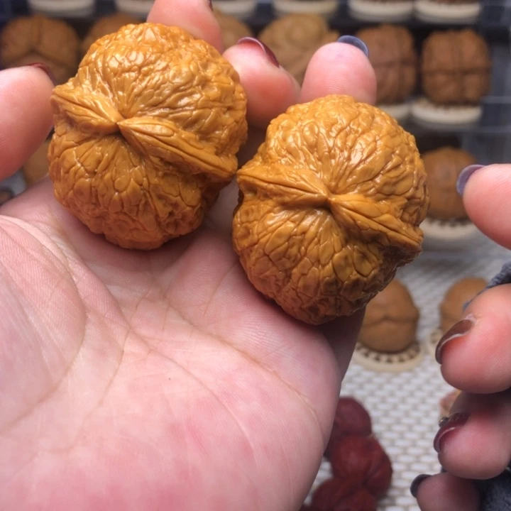 文玩核桃把件39金丝绣球42尺