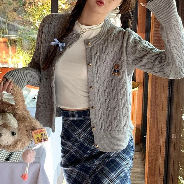春秋毛衣开衫女2025新款藏蓝色小熊刺绣麻花针织外套韩系穿搭上衣
