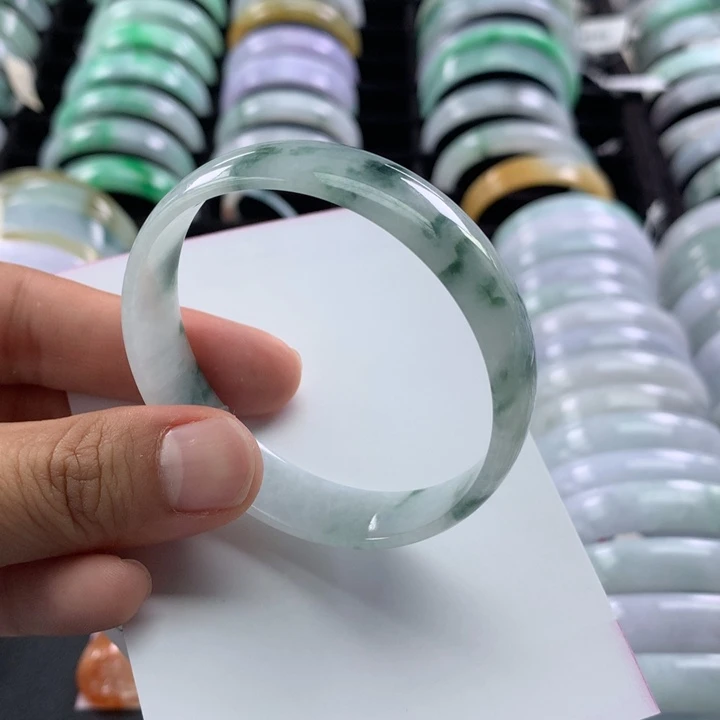 翡翠未镶嵌手镯公主