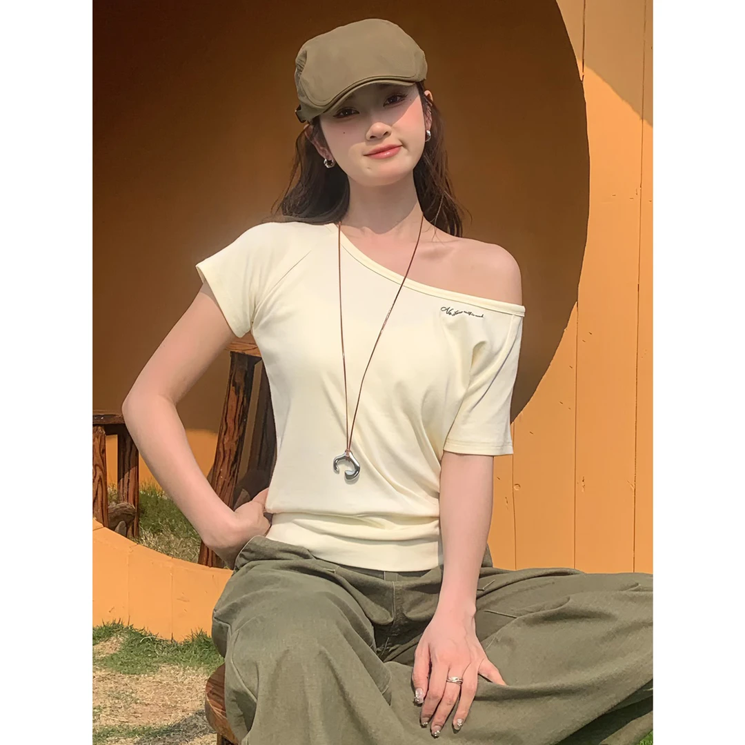 【尔给】夏季新款纯欲辣妹字母斜肩宽松短袖斜肩一字领上衣女