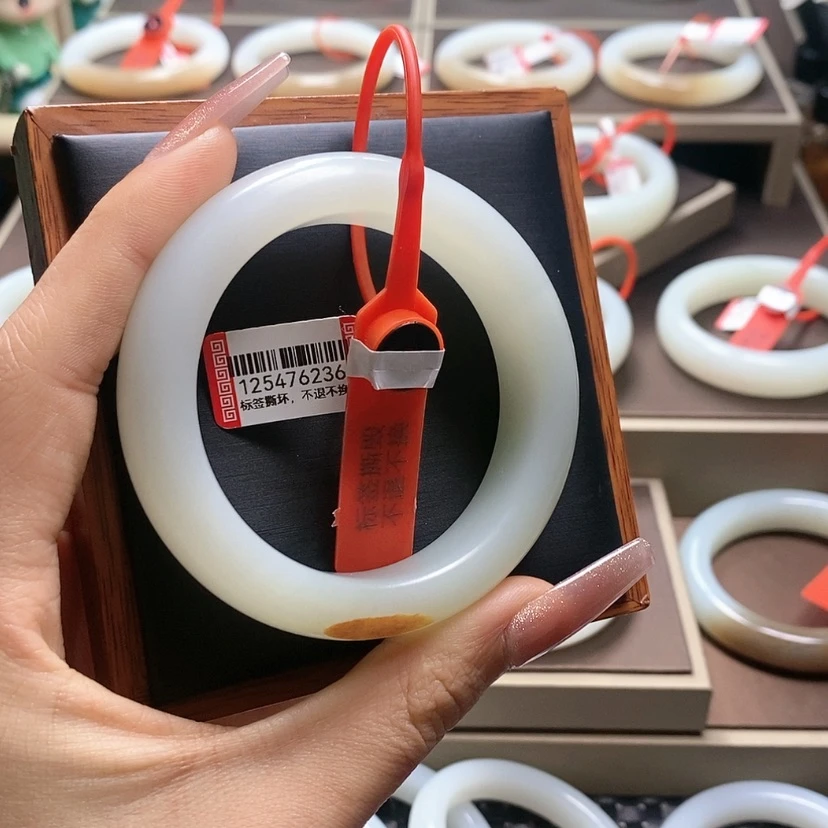 【闪购商品】和田玉手镯未镶嵌小*子