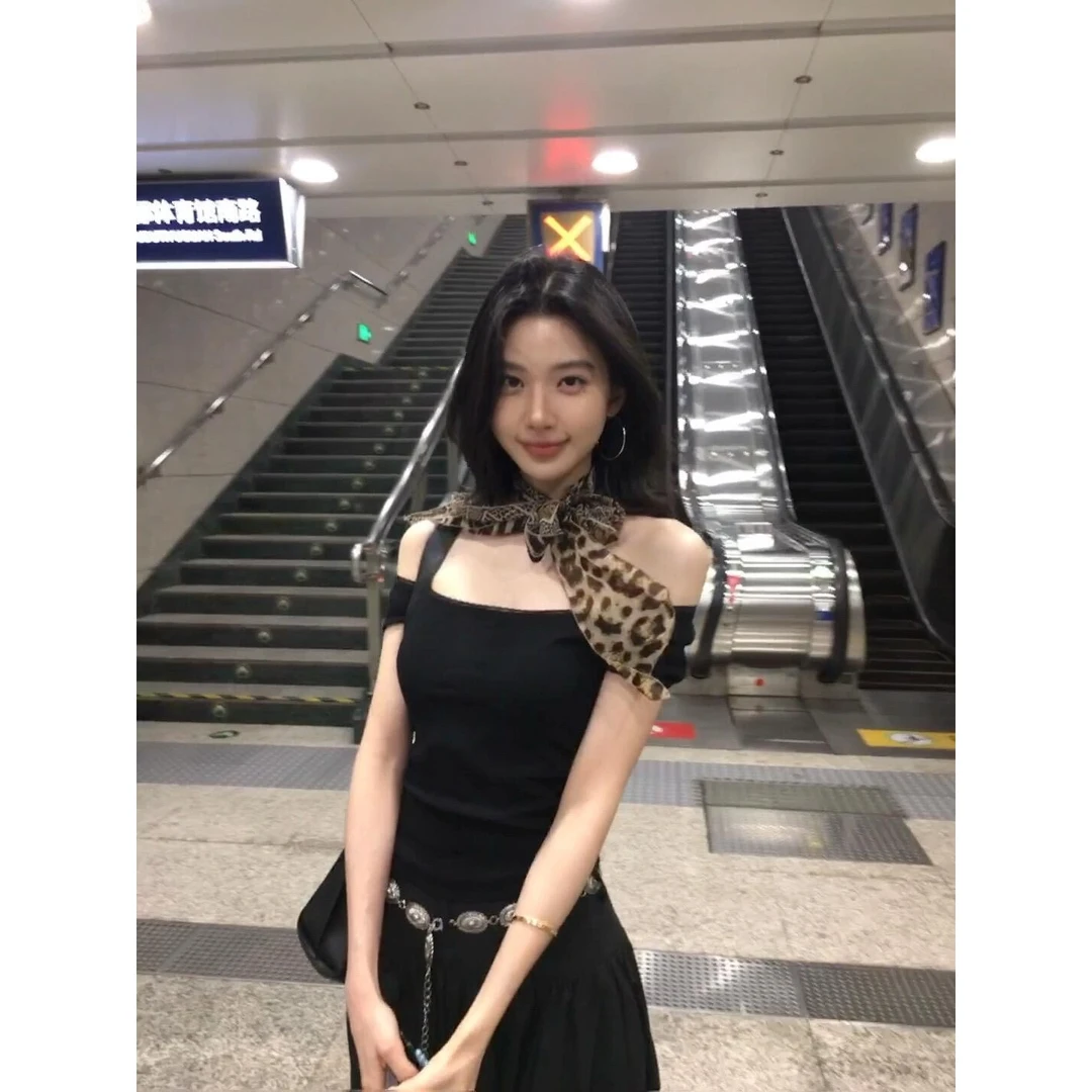 今年流行爆款斜领短袖T恤女2025夏季新款露肩短款正肩高级感上衣