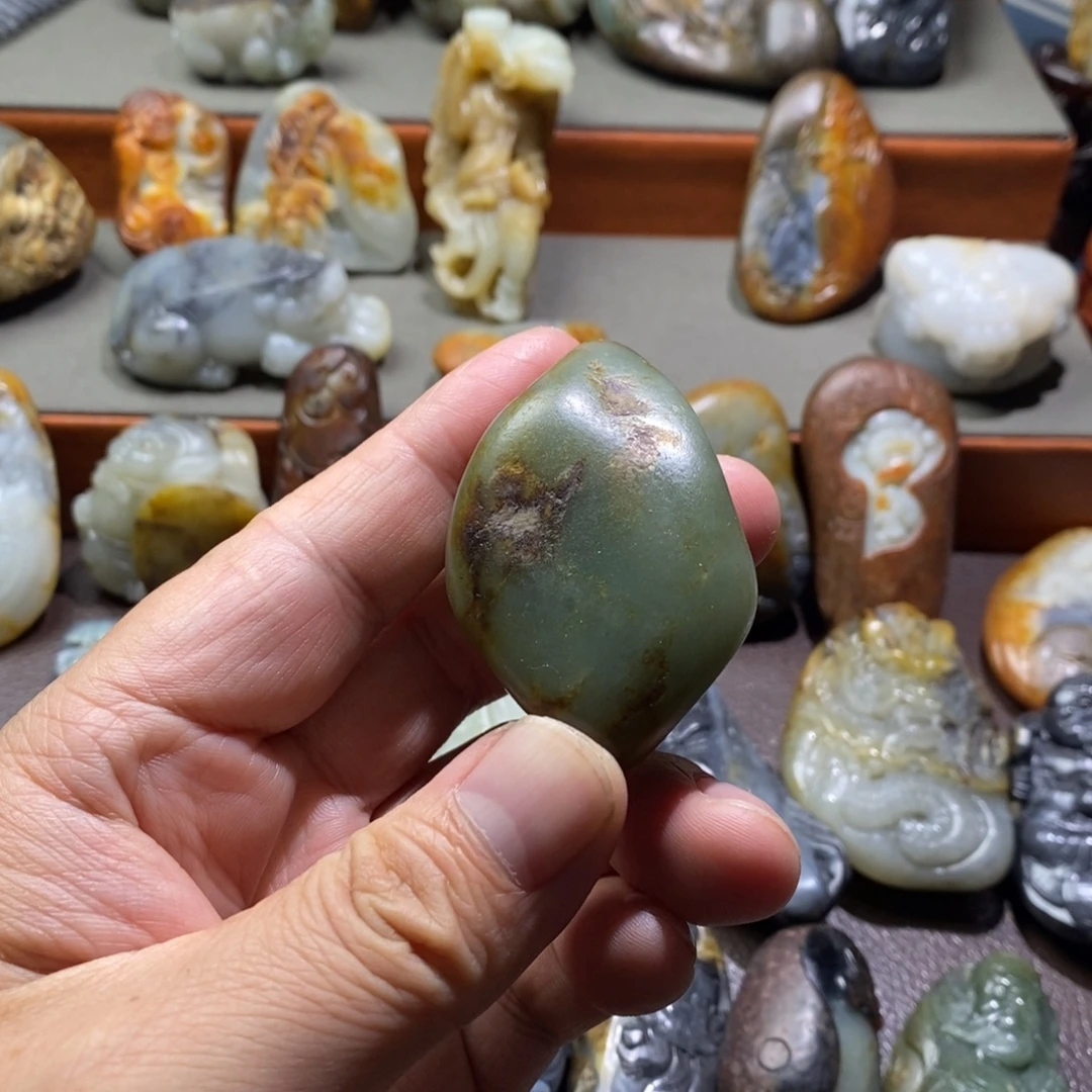 和田玉未镶嵌把件