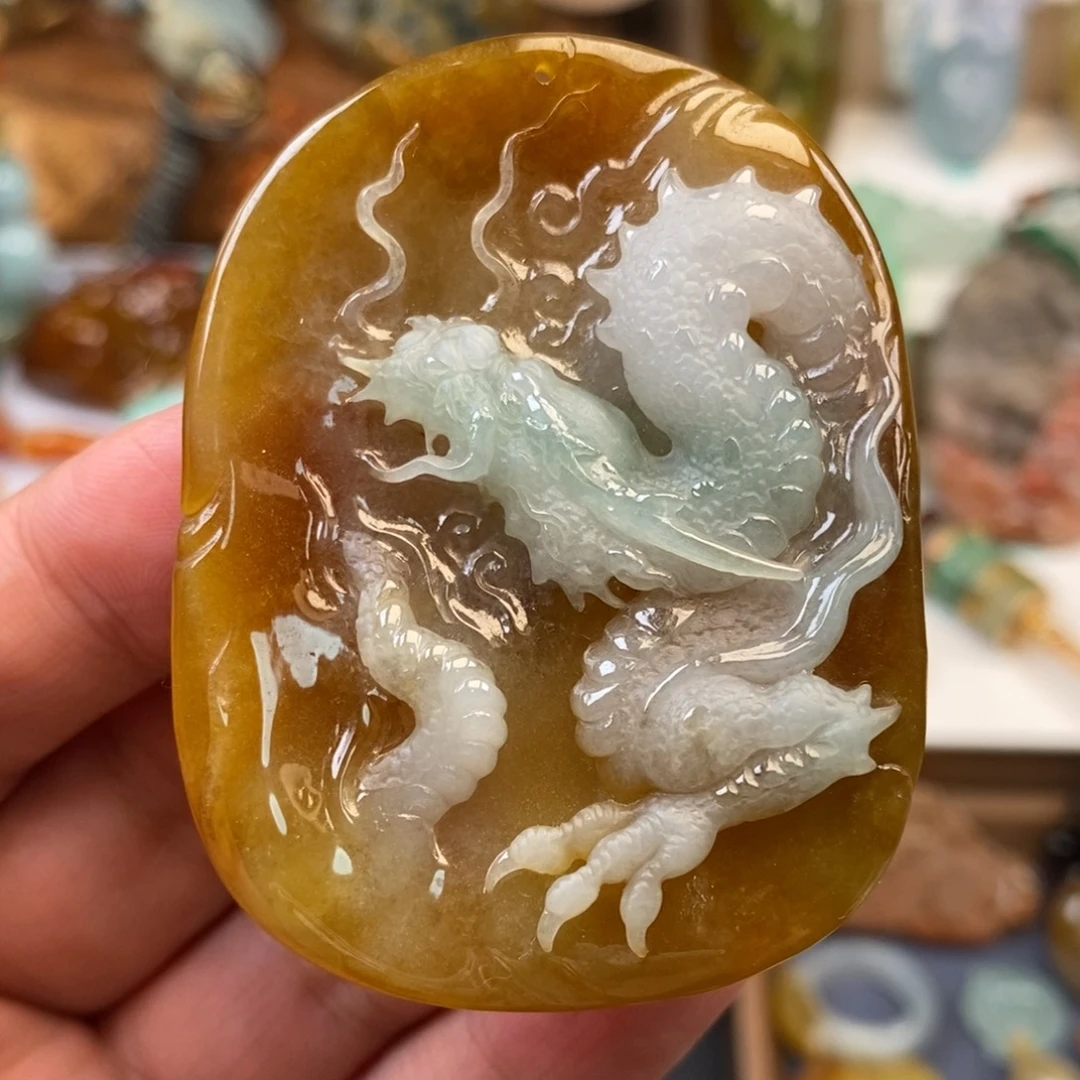 翡翠未镶嵌颈饰一飞冲天