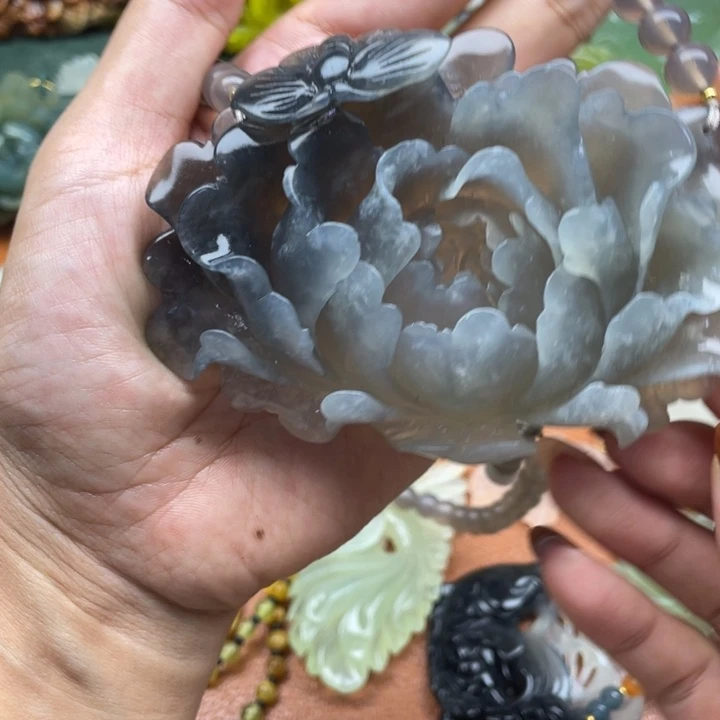 穿***叶未镶嵌蛇纹石玉颈饰