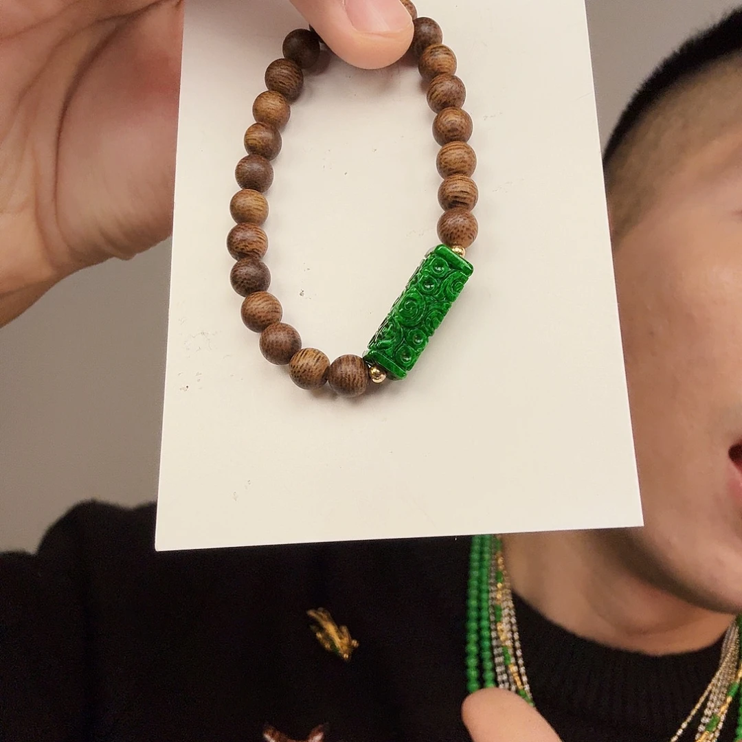 翡翠未镶嵌颈饰一件