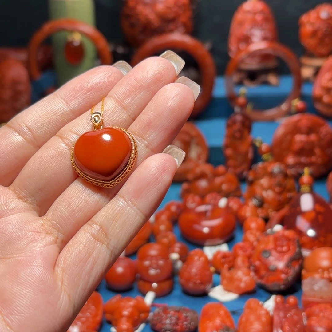 18K金镶嵌雕刻南红玛瑙