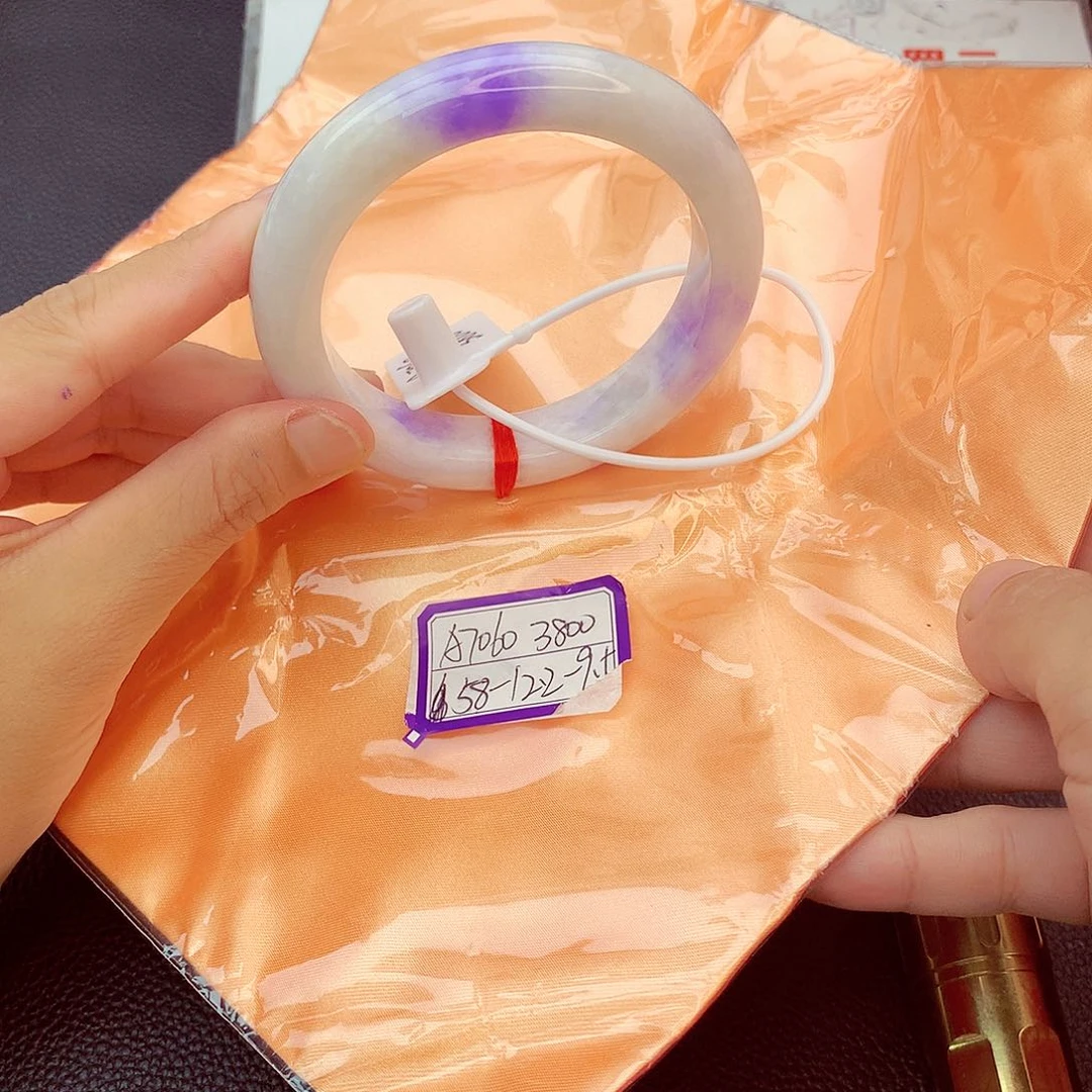 翡翠手镯未镶嵌翡翠