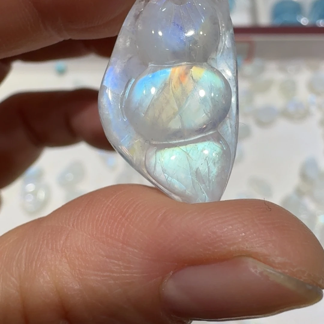 未镶嵌珠宝半成品水晶天然蓝月光雕刻件
