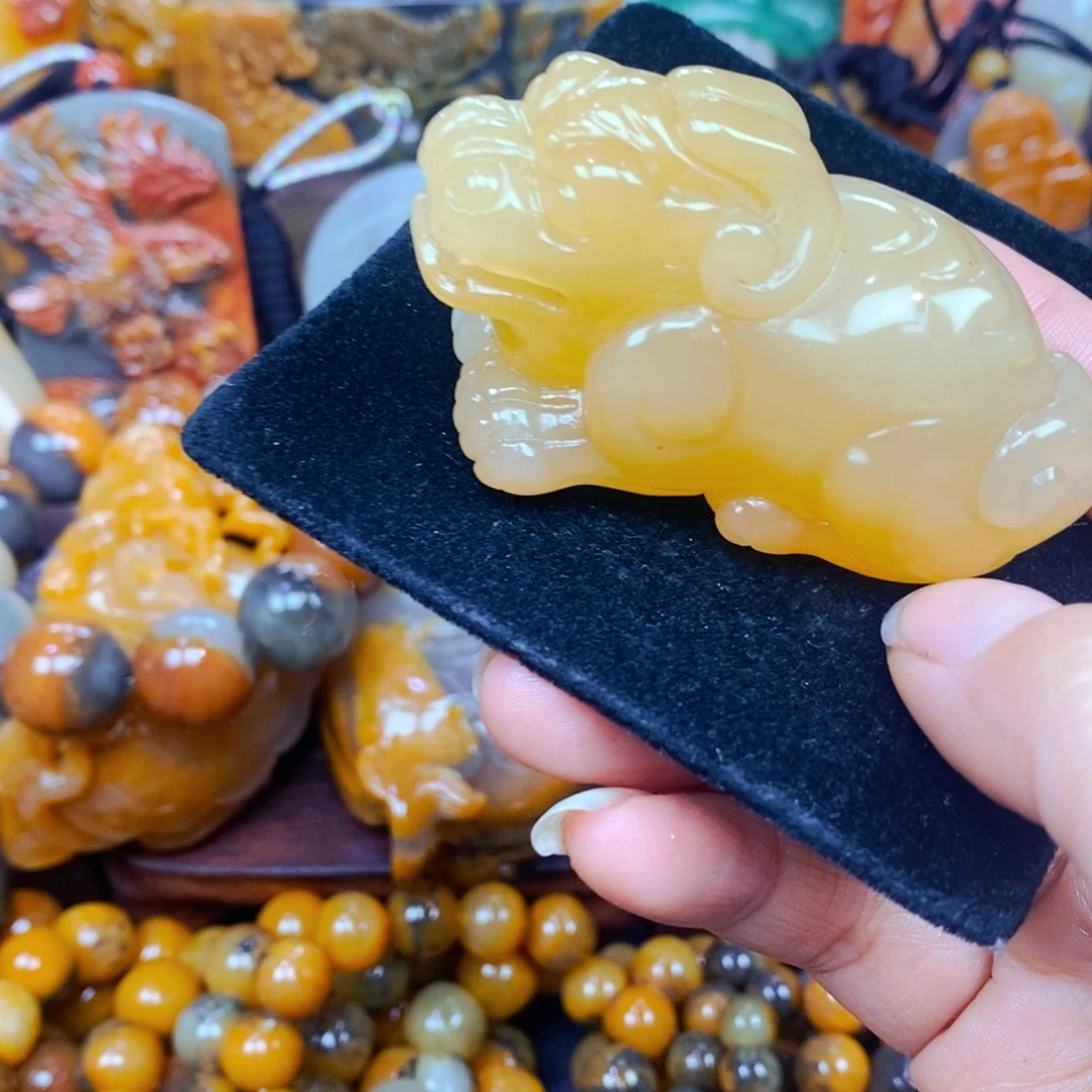 未镶嵌石英质玉（黄龙玉）颈饰