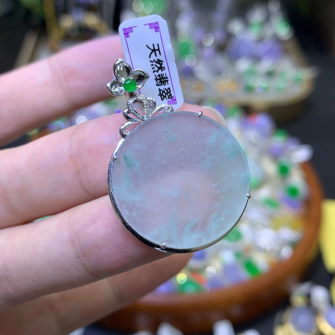 颈饰18K金镶嵌翡翠