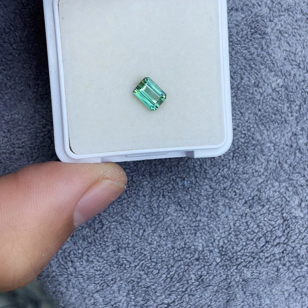 裸石碧玺未镶嵌1.2Ct。
