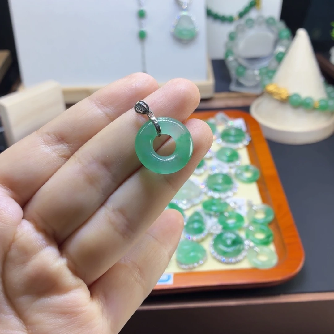 石英质玉（非洲翠）未镶嵌颈饰