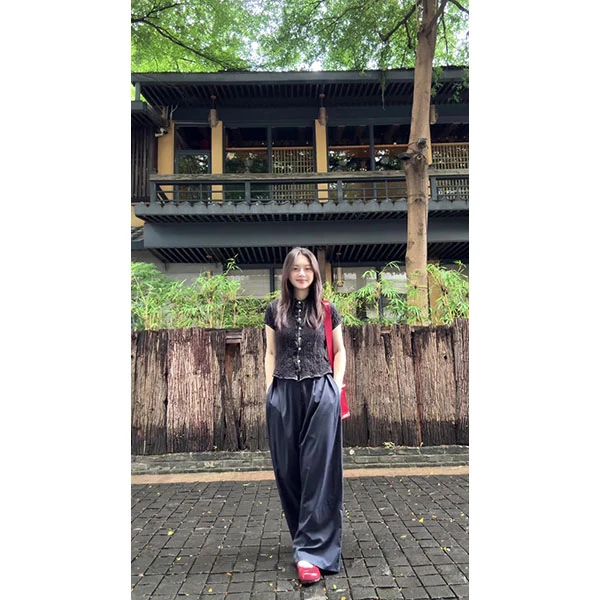 设计感黑色正肩短袖衬衫女夏日法式褶皱短款收腰上衣薄款长裤套装