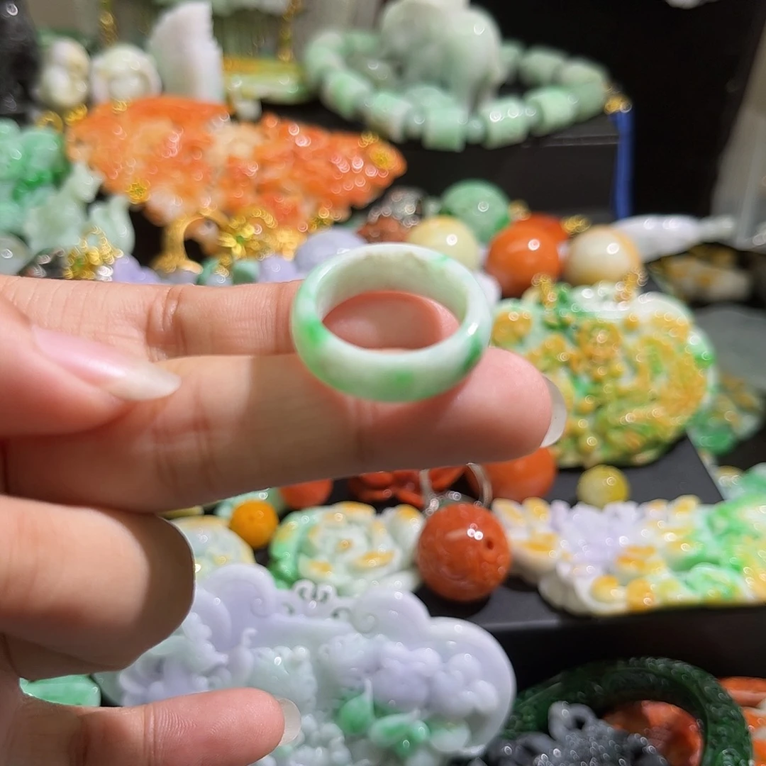 翡翠未镶嵌颈饰待编织