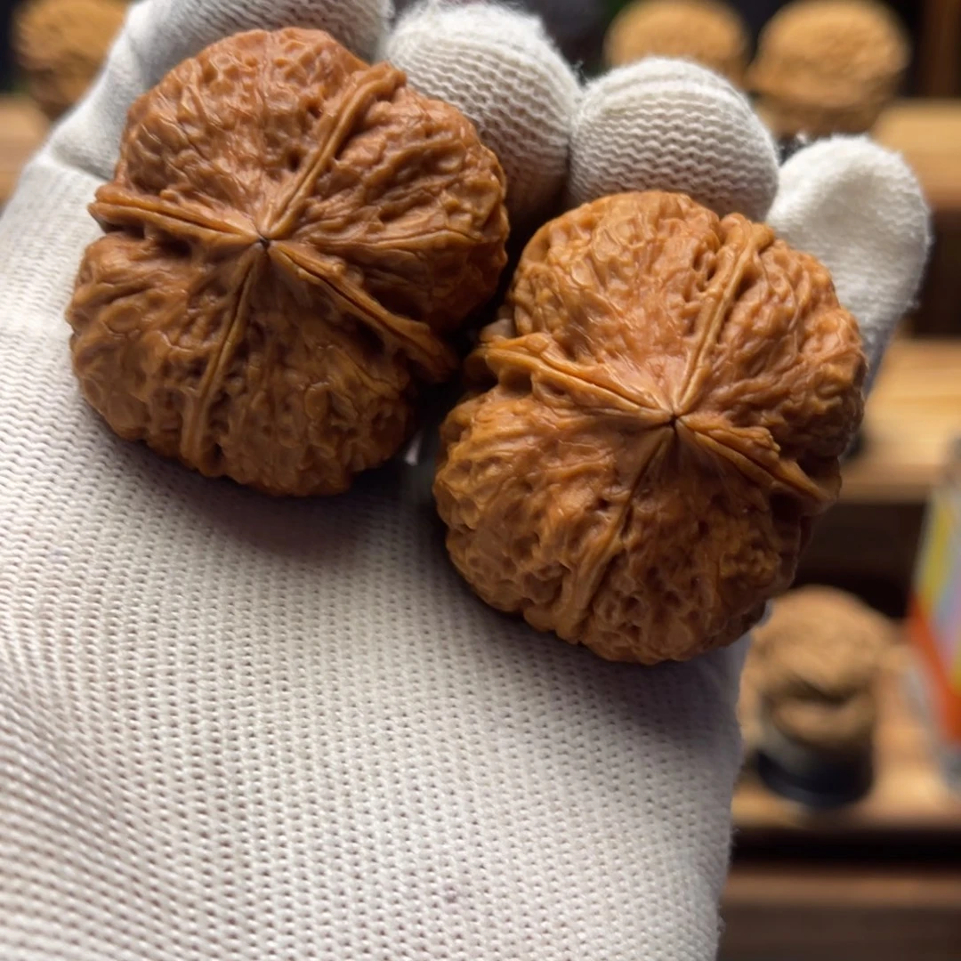 核桃40mm核聚金章四棱 60克