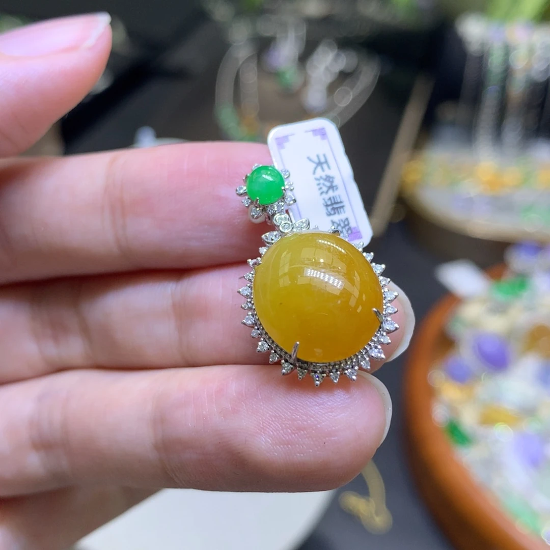 颈饰18K金镶嵌翡翠