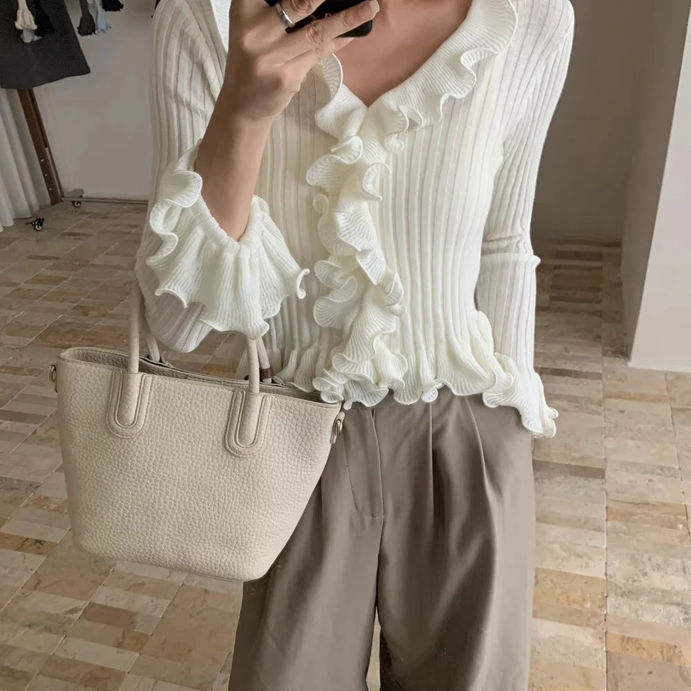 奶huhu软糯甜美木耳花边针织衫女秋冬长袖设计感小众修身V领毛衣