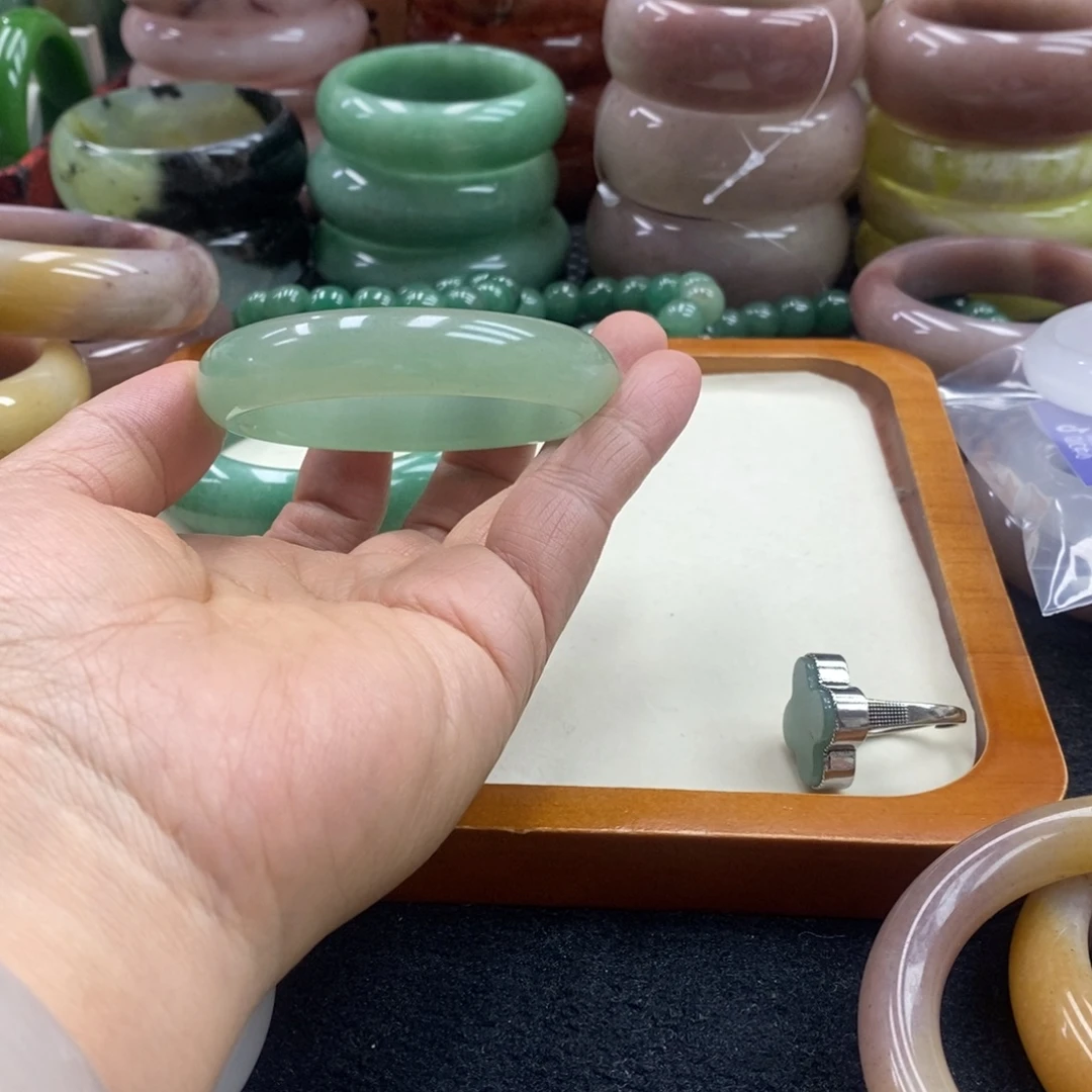 R****未镶嵌手镯石英质玉
