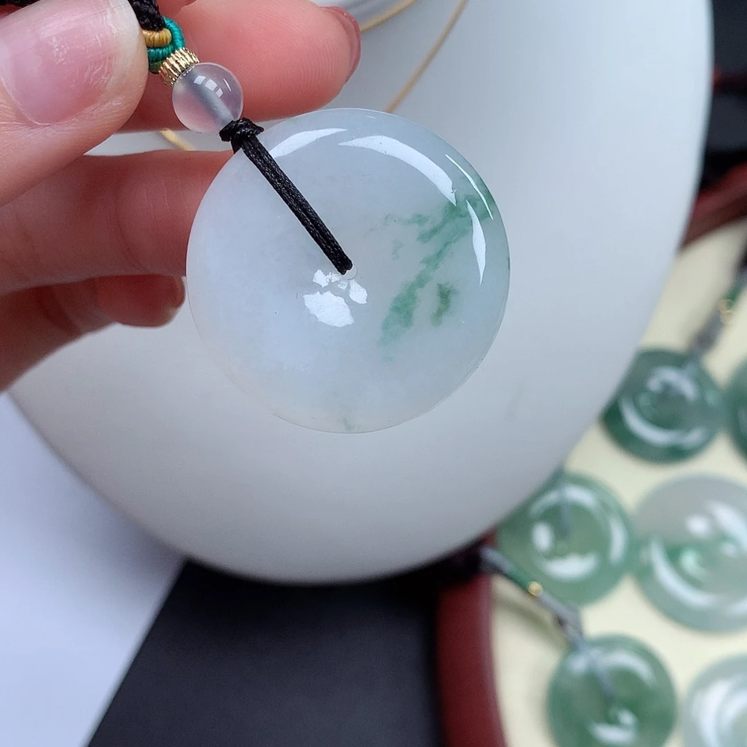 翡翠颈饰未镶嵌平安扣