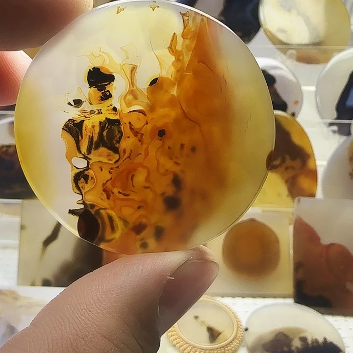 在***人玛瑙/玉髓未镶嵌珠宝奇石