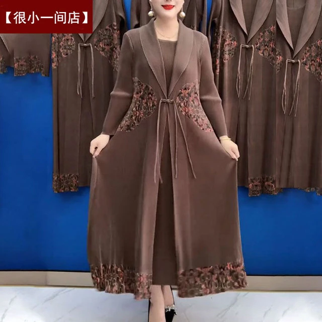 中老年妈妈褶皱假两件风衣裙2025秋季新款收腰拼接长版洋装套装