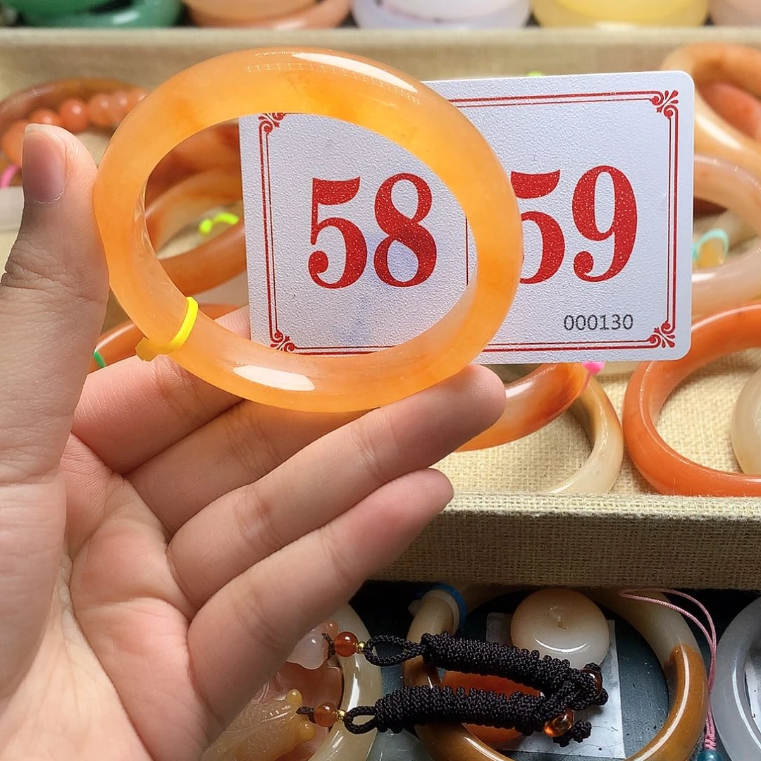 未镶嵌石英质玉（黄龙玉）手镯