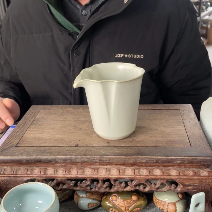 摆件月白釉海棠公道