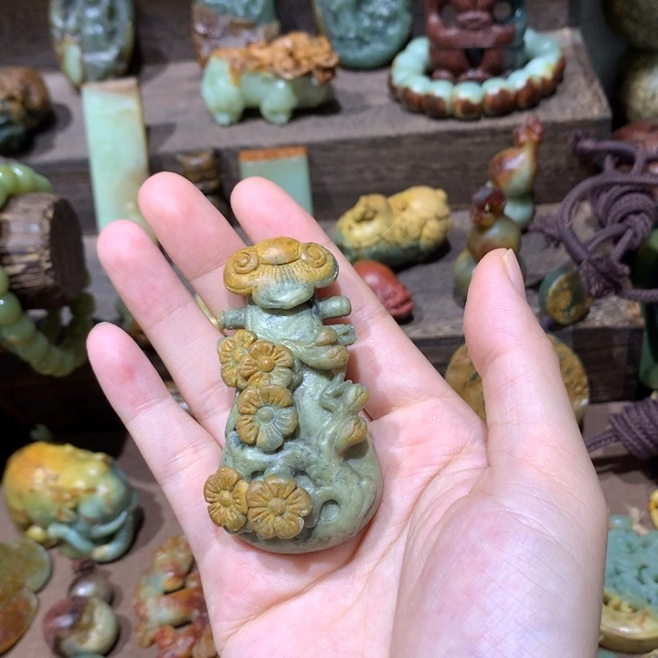 未镶嵌岫岩河磨玉（透闪石质玉）把件