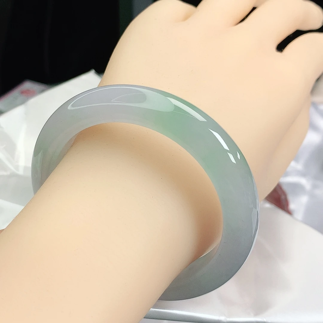 翡翠手镯未镶嵌正5556