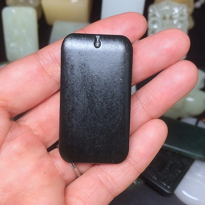 行***空和田玉未镶嵌颈饰