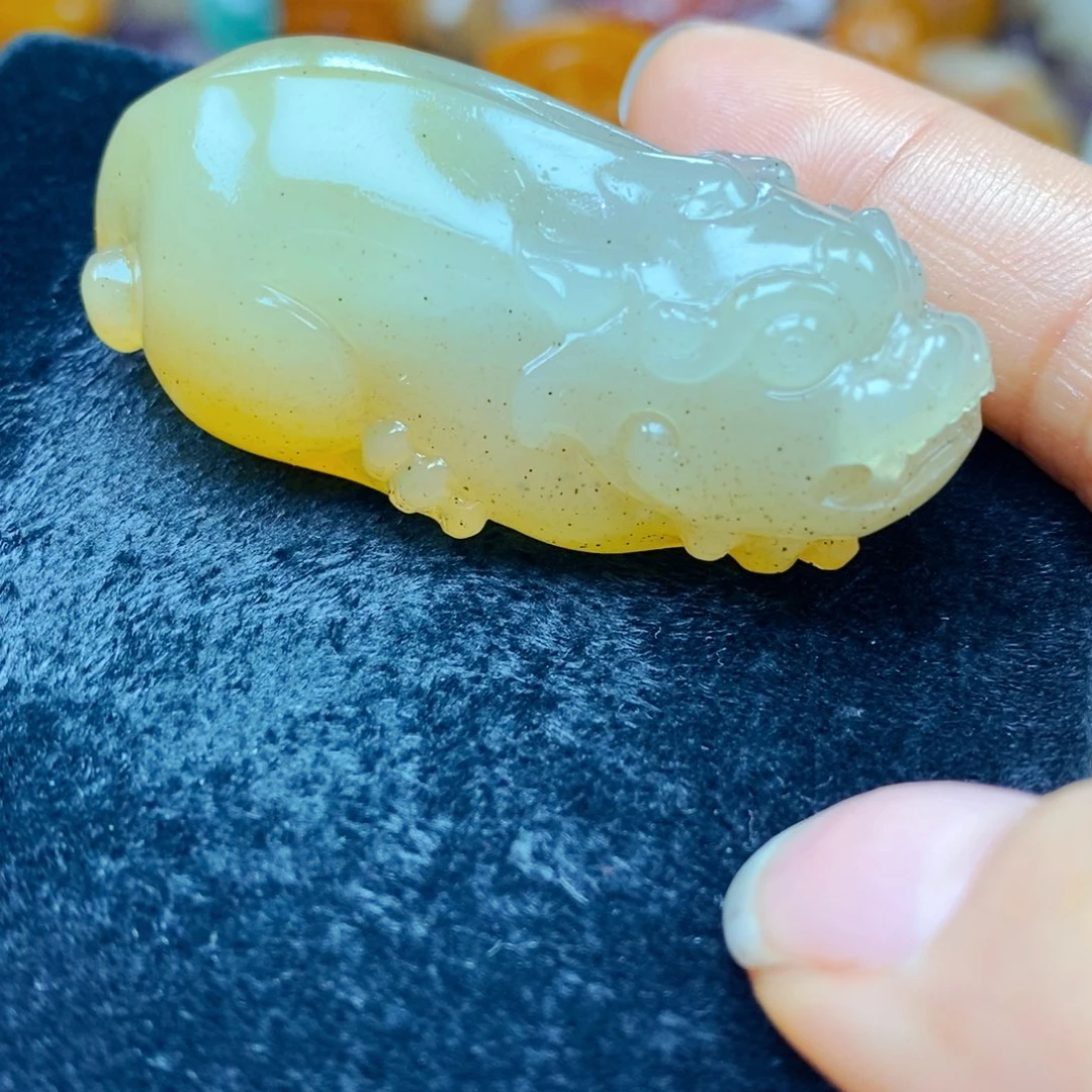 未镶嵌石英质玉（黄龙玉）颈饰