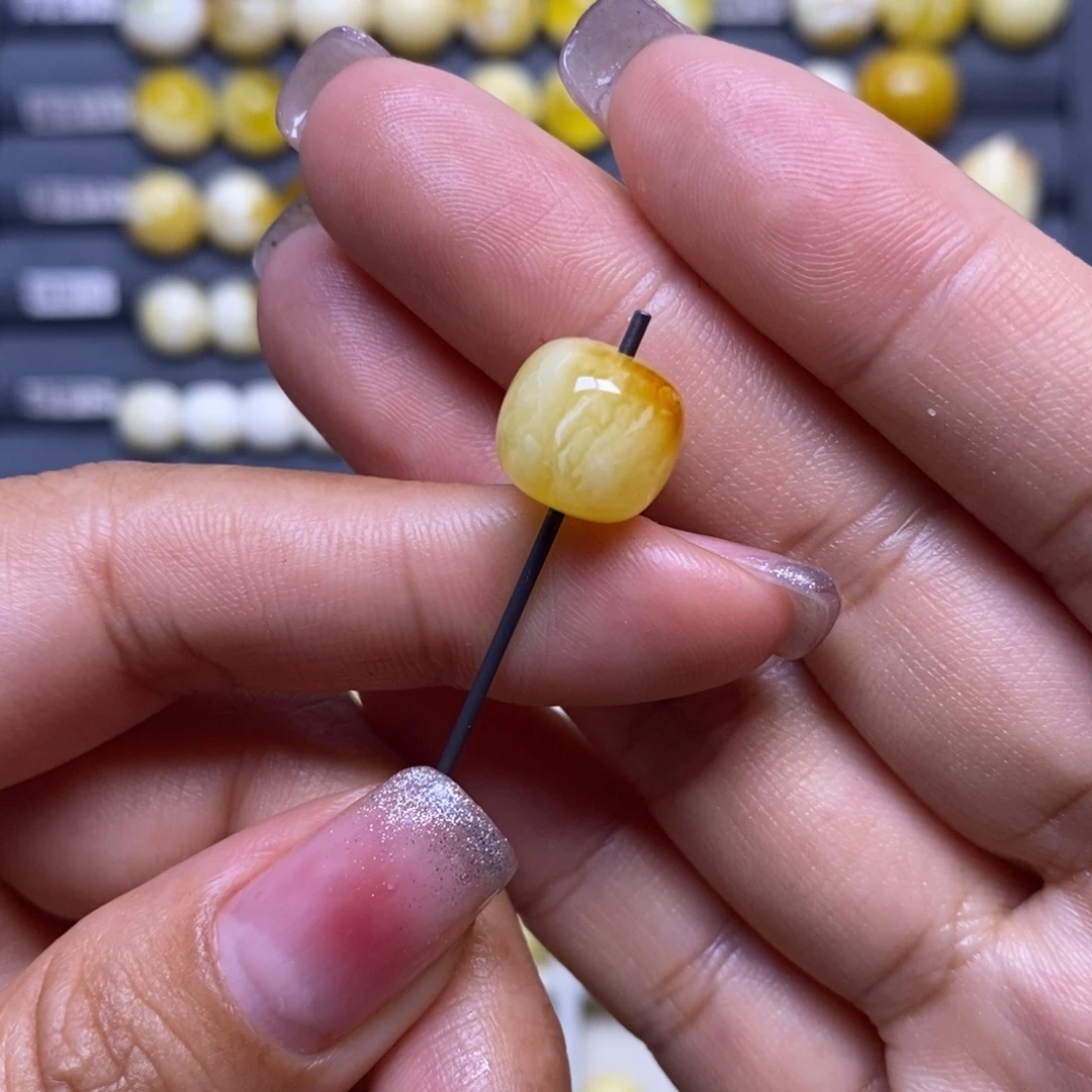 蜜蜡未镶嵌珠宝奇石焦皮俏色妖花老型11.3*10.3（微瑕）