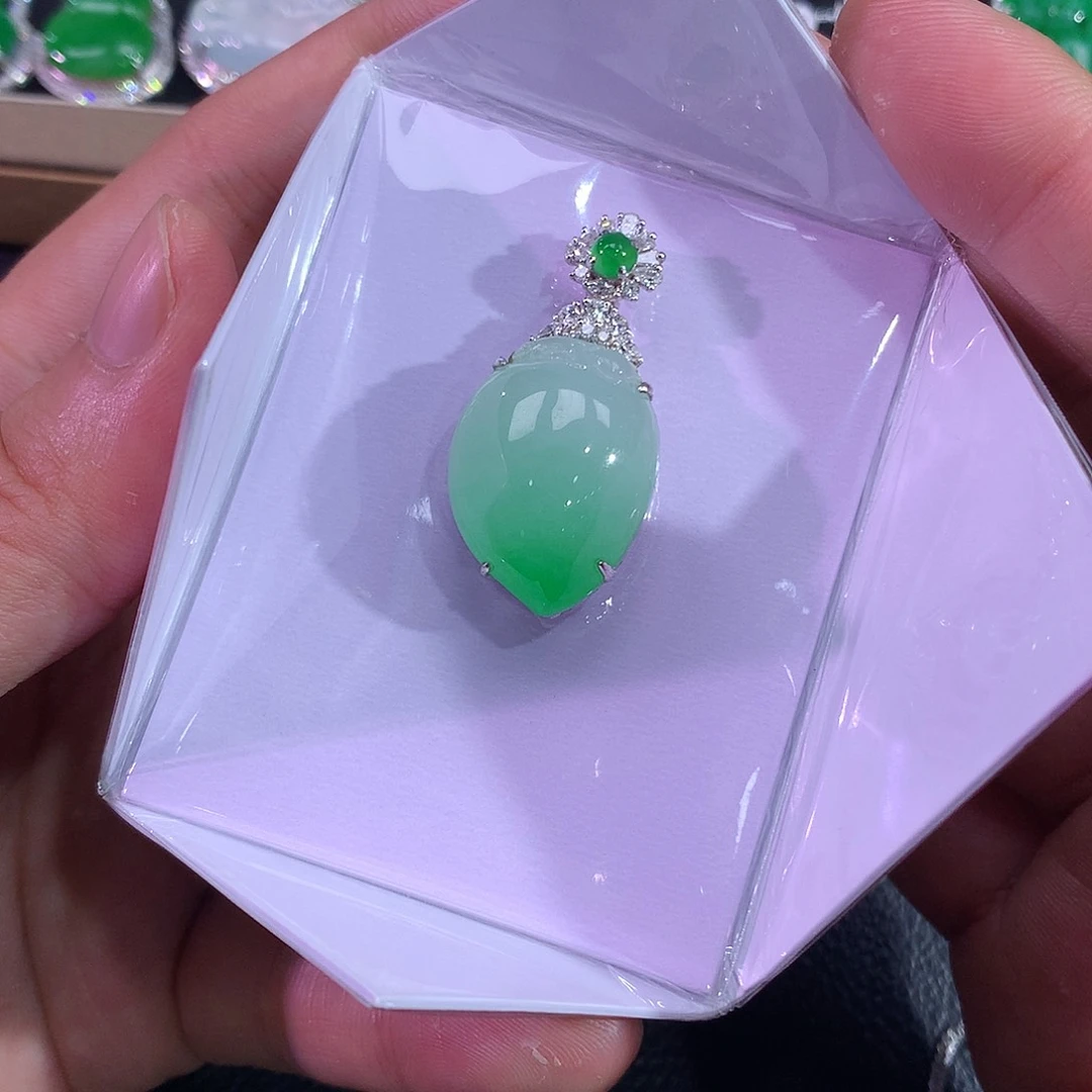 翡翠吊坠(赠链)18K金镶嵌大*导