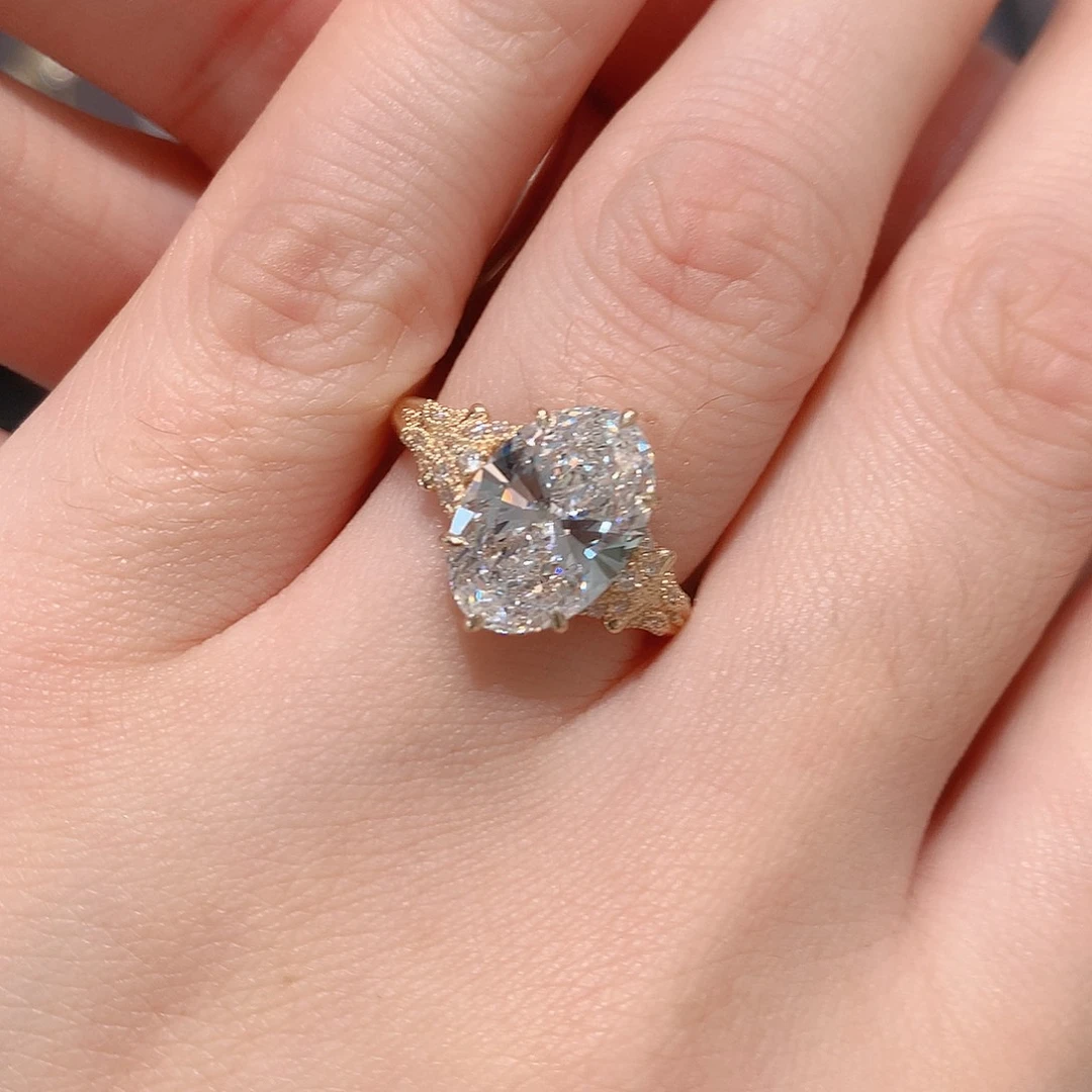 18K金镶嵌实验室培育钻石3.3克拉椭圆dvvs2