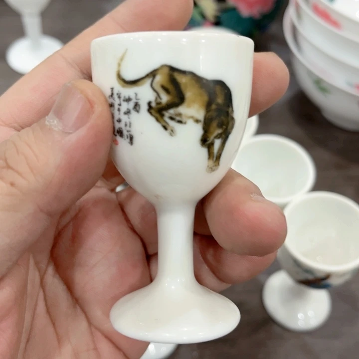 盘釉下五彩的瓷器和瓷器