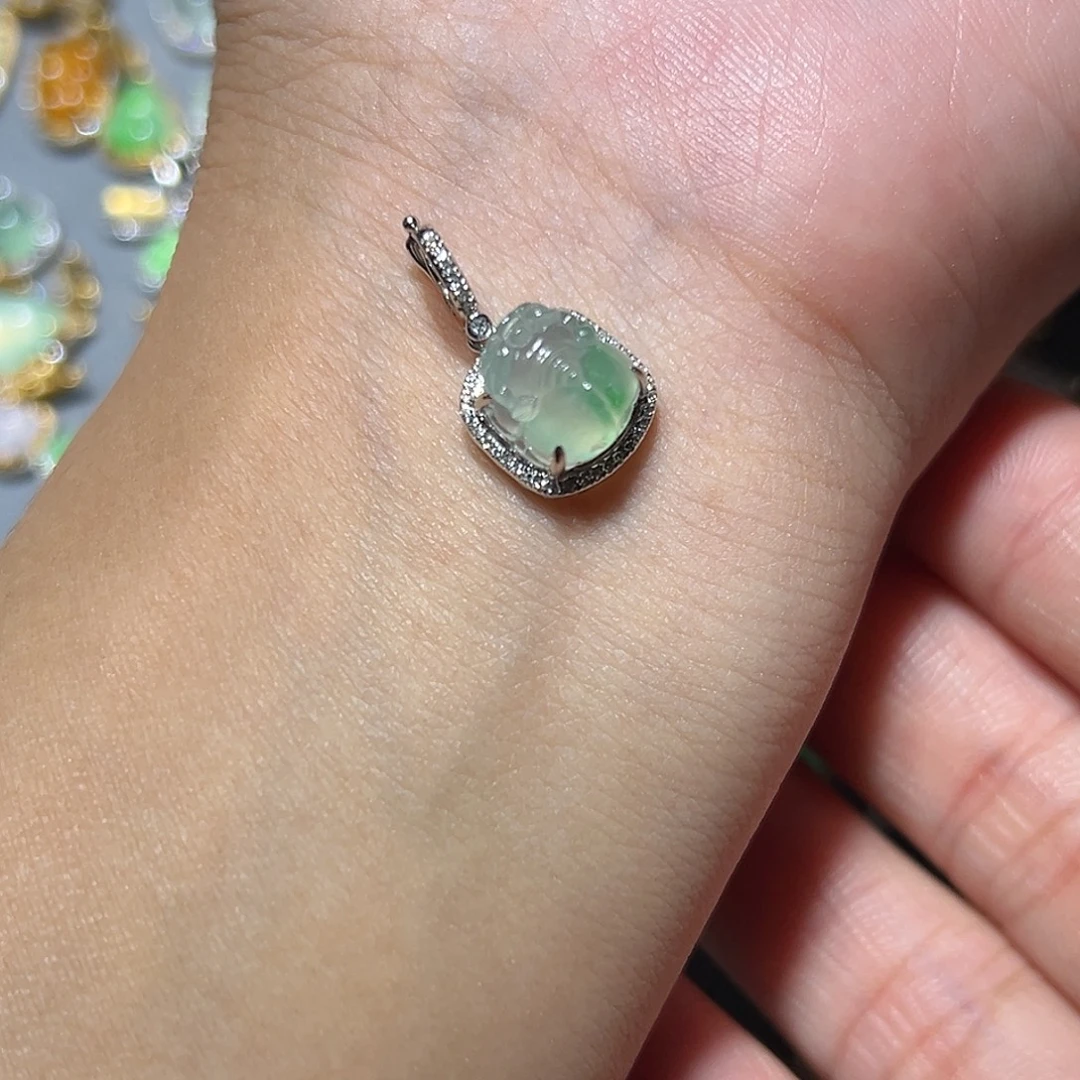 翡翠18K金镶嵌颈饰