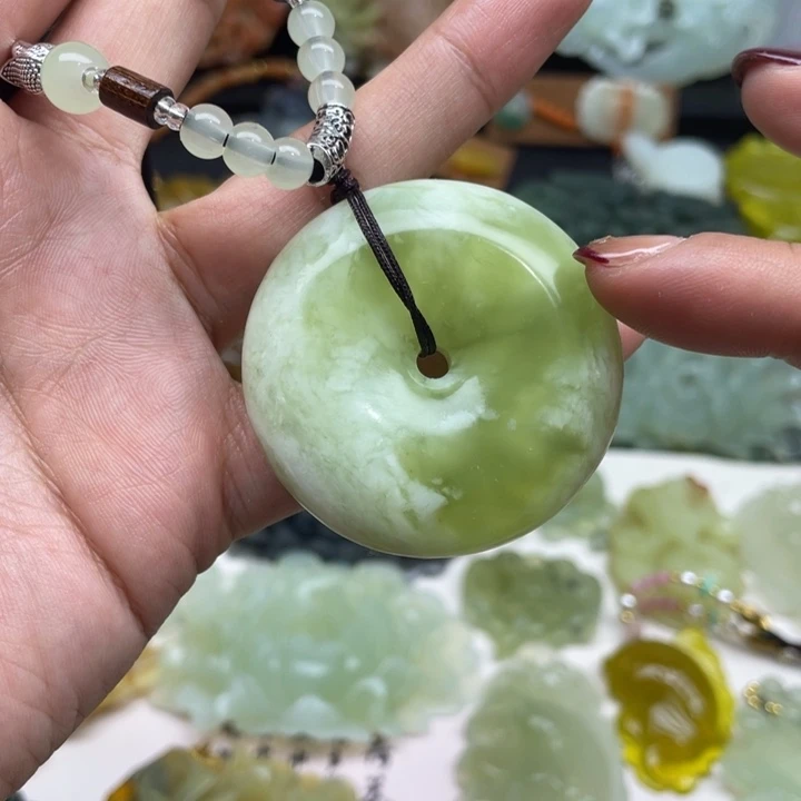 蛇纹石玉未镶嵌颈饰