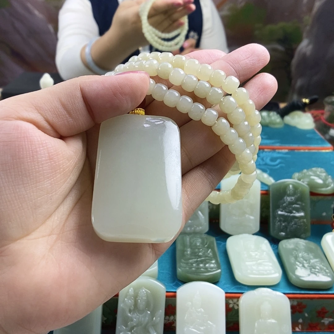 阿***明和田玉未镶嵌颈饰