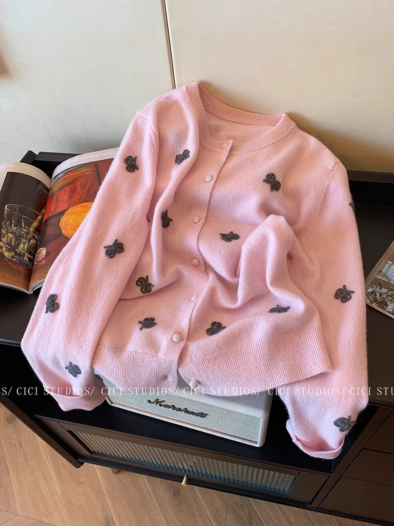 小香风粉色刺绣蝴蝶针织开衫女2025秋季新款温柔减龄休闲显瘦毛衣