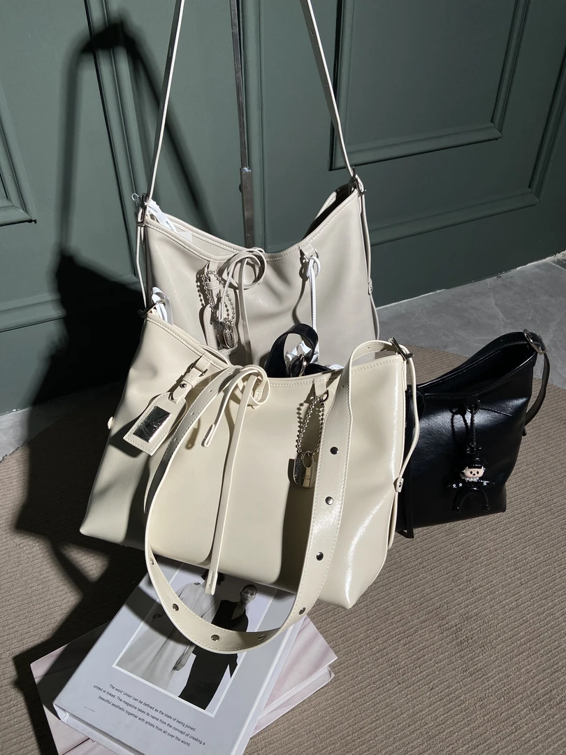 2025 新款战包 超大托特包包 经典百搭 斜跨 单肩  超质感软皮