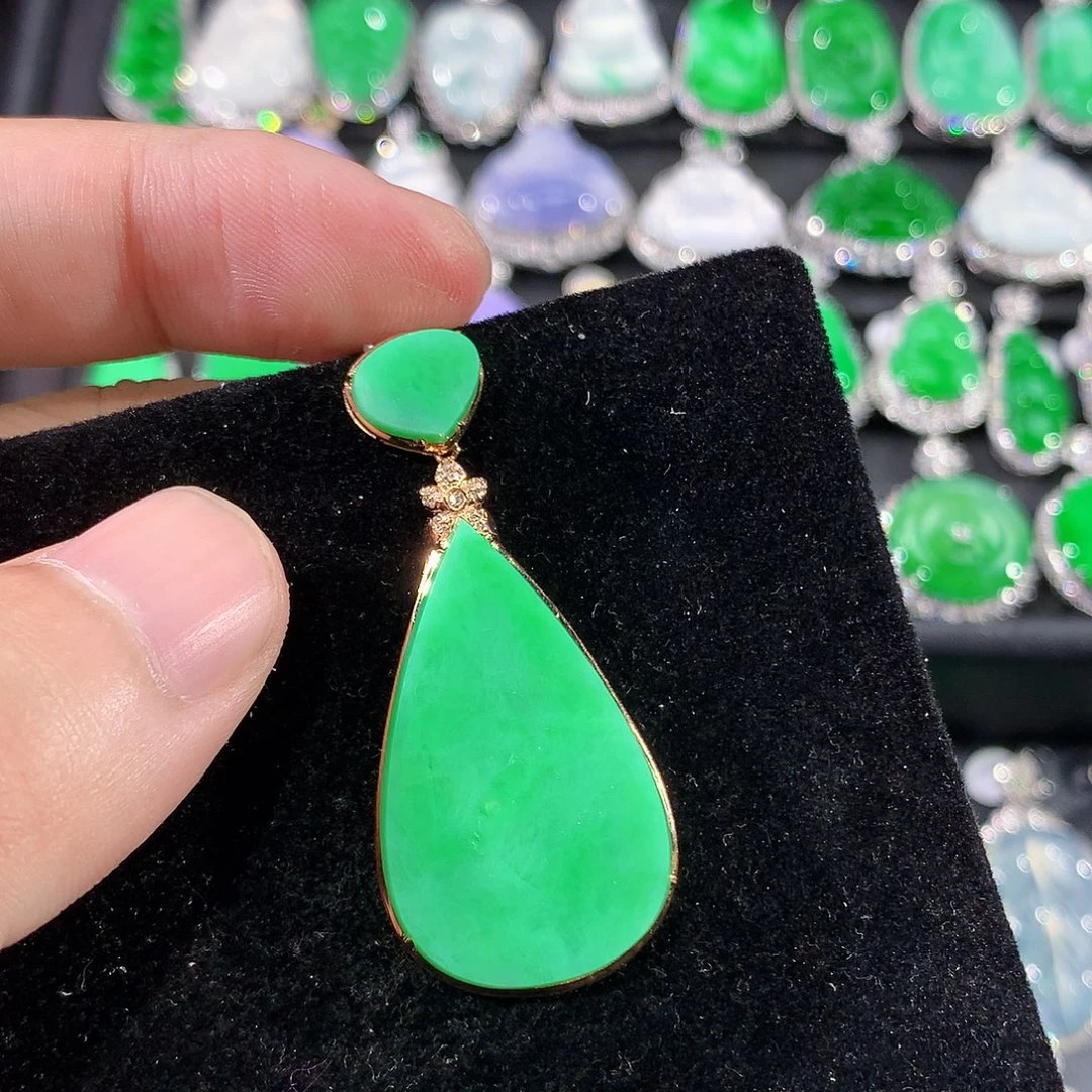 翡翠18K金镶嵌颈饰