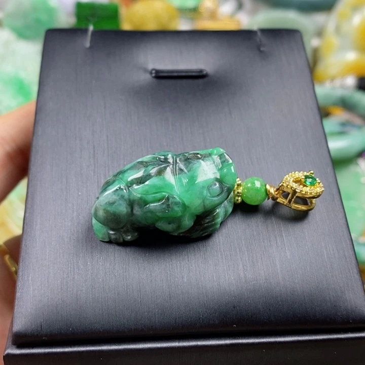 翡翠吊坠(赠链)未镶嵌