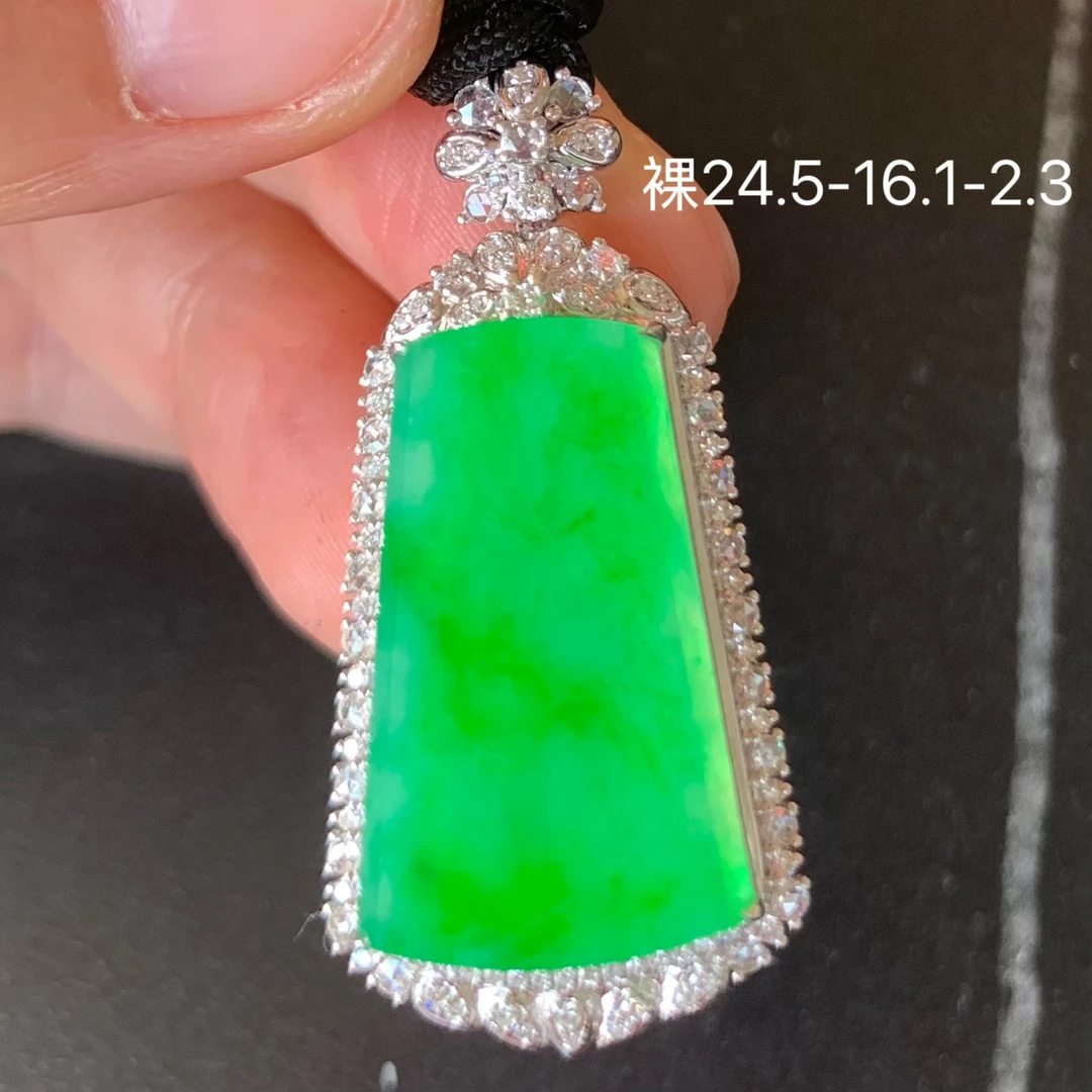 冰绿无事牌天然翡翠吊坠 镶嵌精致  女生配饰 小众珠宝